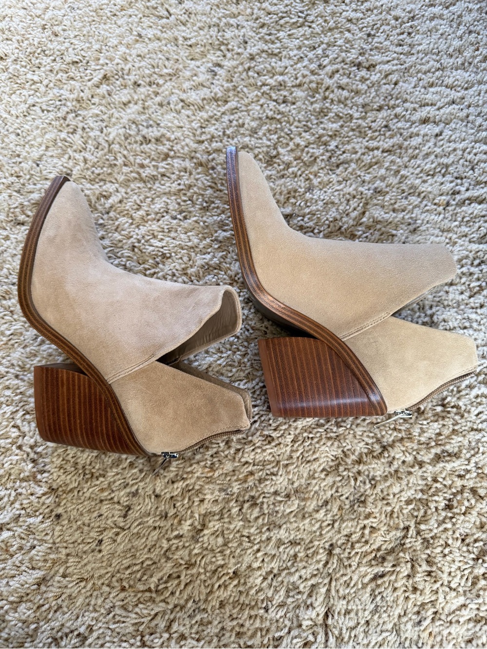 Vince Camuto Gigietta Suede Ankle Boots
Tan Size 6M